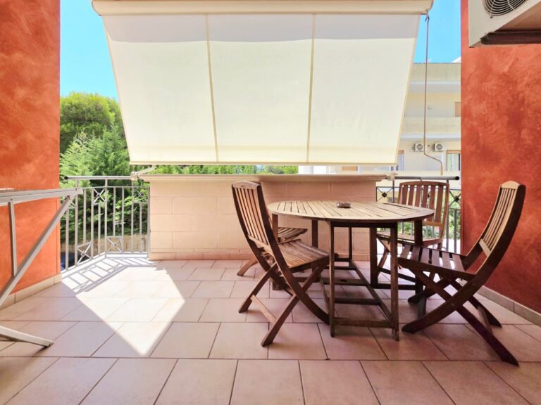 Appartamento climatizzato in ottime condizioni e ampio balcone abitabile, Baia verde a Gallipoli.