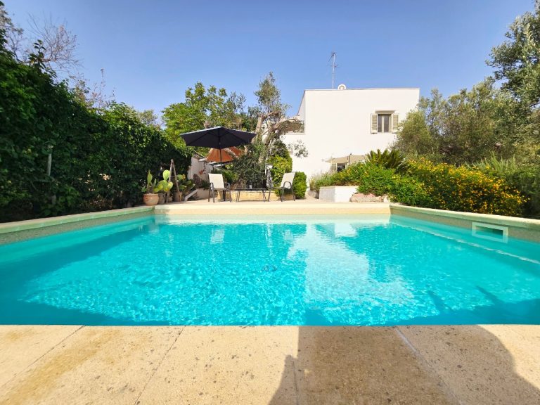 Villa indipendente sviluppata su due livelli con piscina a Parabita