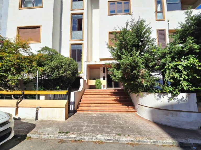 A due passi dal mare: abitazione al piano rialzato con doppio terrazzo vista mare, giardino e triplo ingresso – Rivalevante, Gallipoli