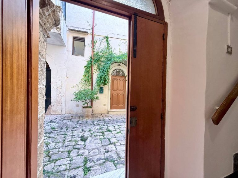 Quadrilocale al primo piano nel cuore di piazza San Domenico