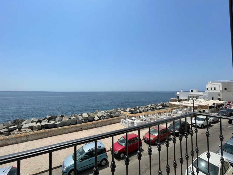 Abitazione storica fronte mare sulla Riviera Diaz, con area solare di proprietà.